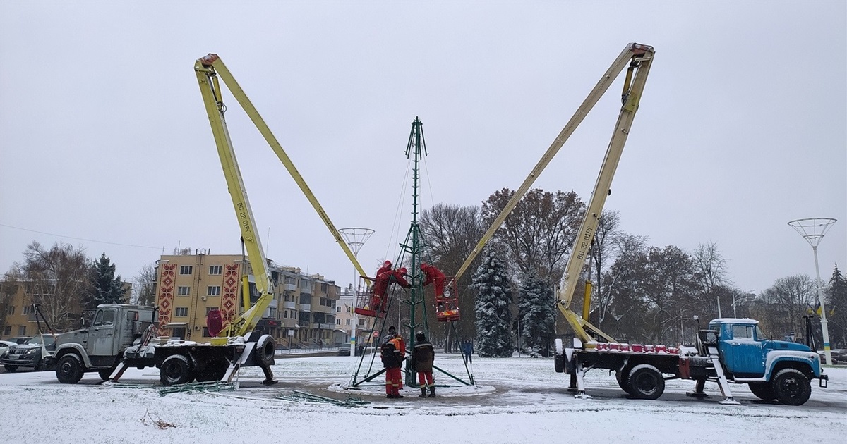 В Измаиле приступили к установке главной новогодней елки