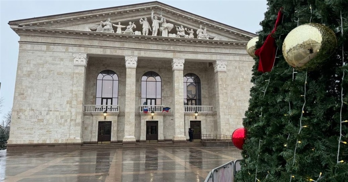 "Директор" драмтеатру в окупованому Маріуполі потрапив до санкційного списку ЄС. Хто це і що відомо