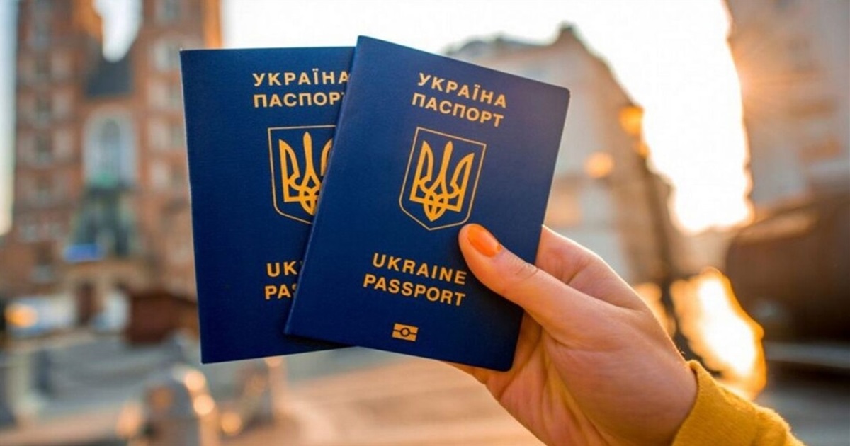 Закордонні паспорти можна оформити у двох установах. Скільки це коштує та як зробити?