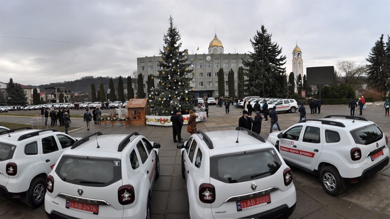 У Чорткові вручили ключі від 70 автомобілів, придбаних для амбулаторій семи районів області