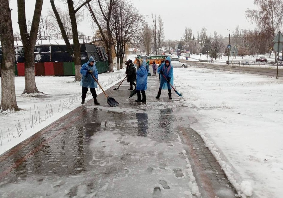 Комунальники міста боролися з негодою 