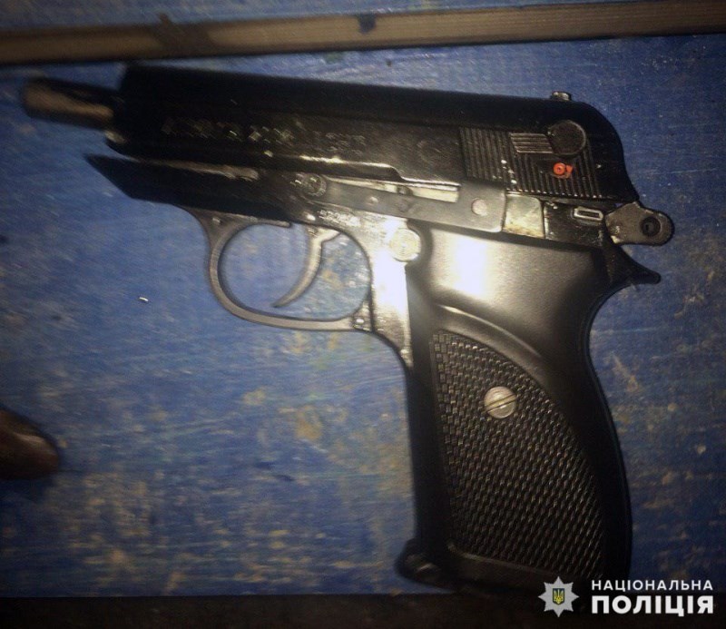 Покровські поліцейські вилучили пістолет у «домашнього тирана»