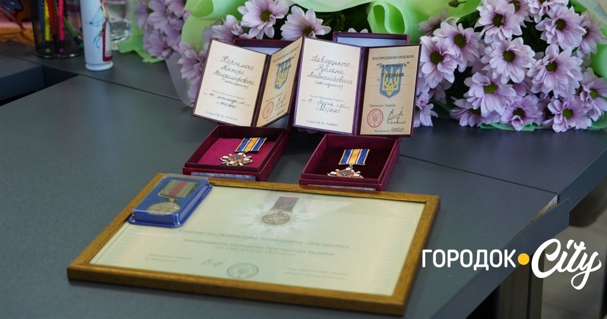 Про них пам’ятають. Рідним трьох захисників із Городоччини передали посмертні нагороди синів