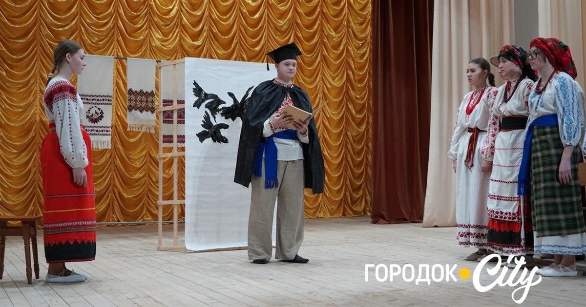Вистава «Маруся Чурай» від шкільного театрального гуртка «Сузір’я» зібрала у Городку аншлаг