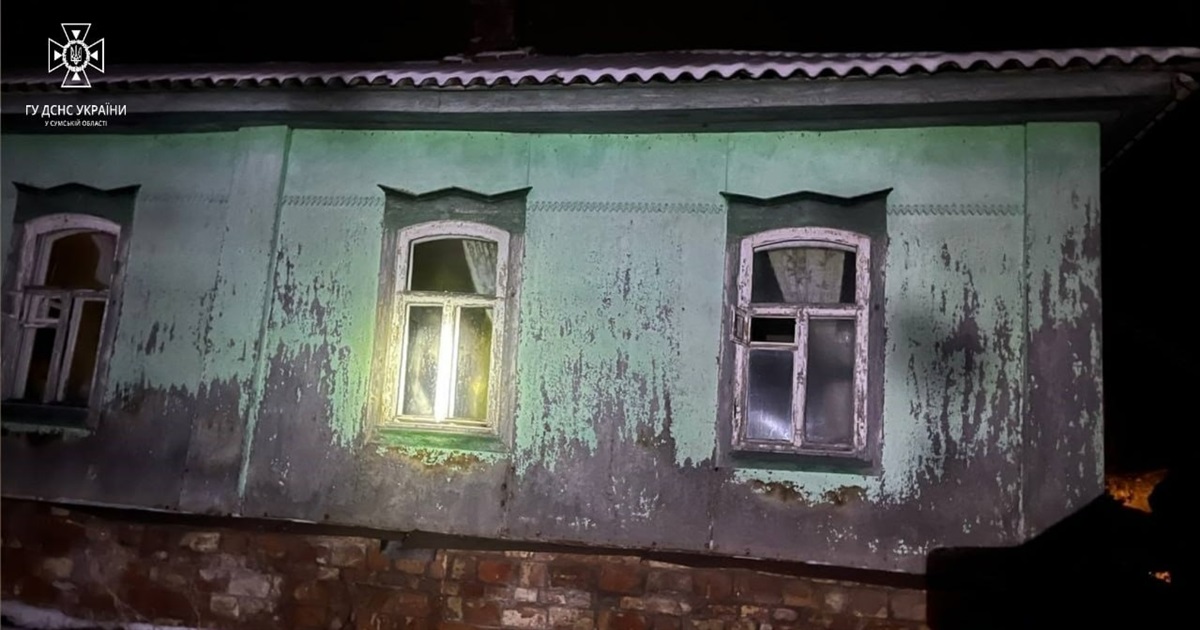 В Білопіллі рятувальники боролись із пожежею, яка виникла в димоході
