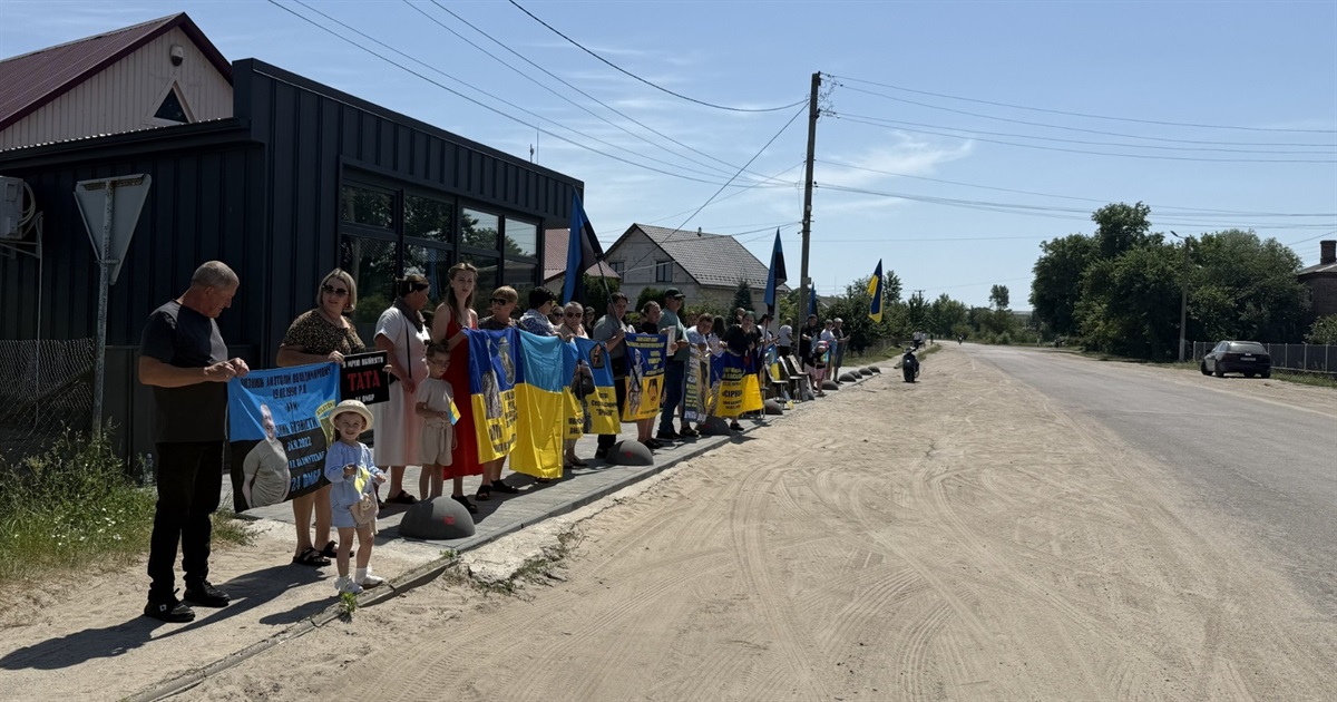Під палючим сонцем заради тих, кого чекають: як у Тинному підтримують зниклих безвісти військових