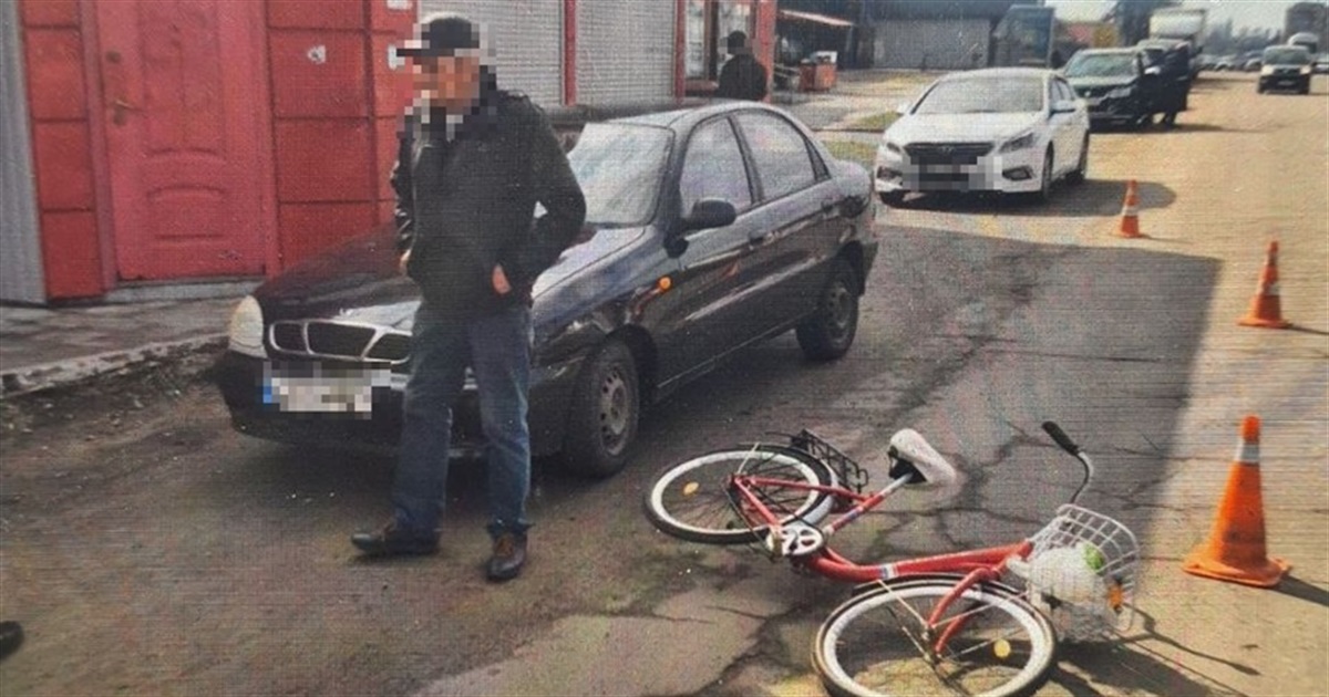 У Переяславі велосипедистка травмувалася, в'їхавши у відчинені двері авто: хроніка поліції