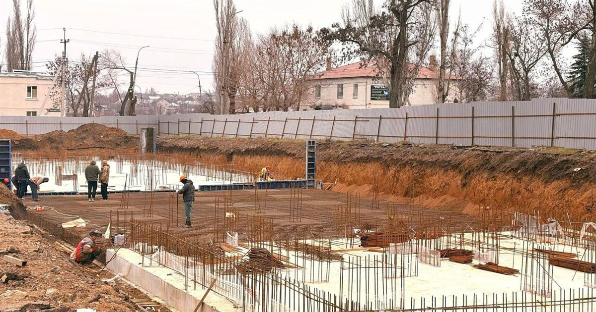 У Маріуполі окупанти зводять житловий комплекс на місці знесених будинків. Але не для маріупольців