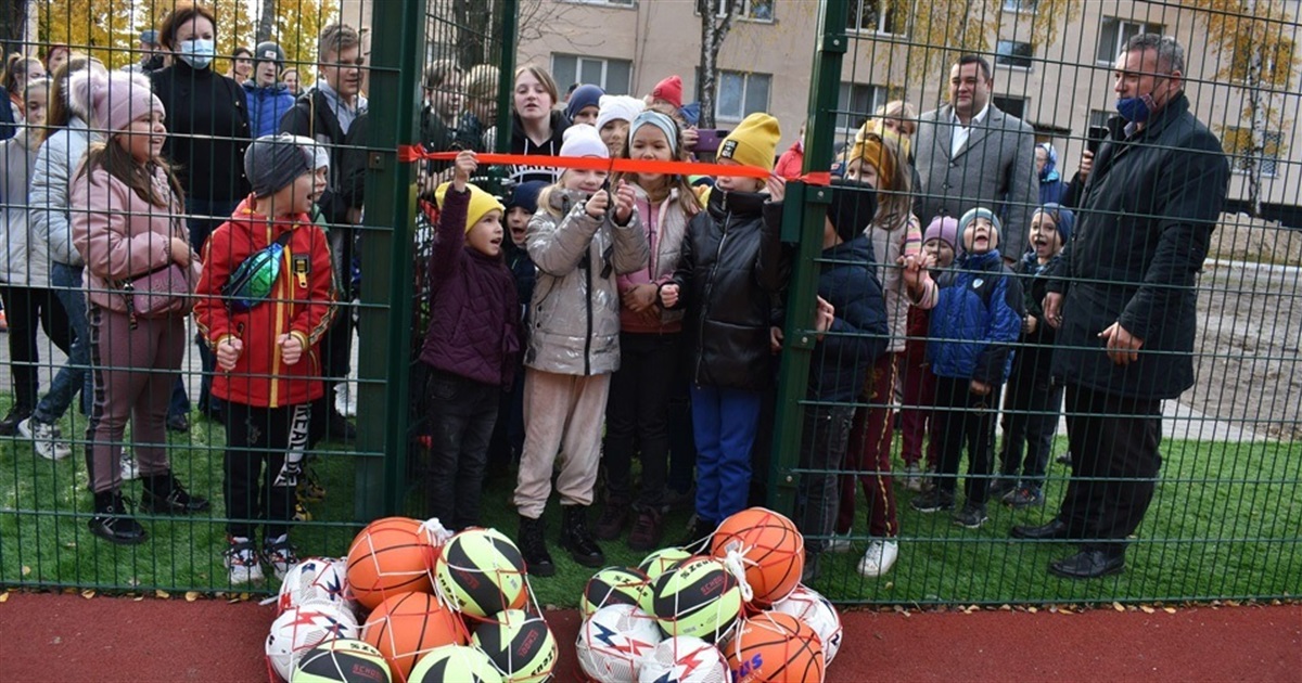 У Дівичківській громаді відкрили міністадіон зі штучним покриттям
