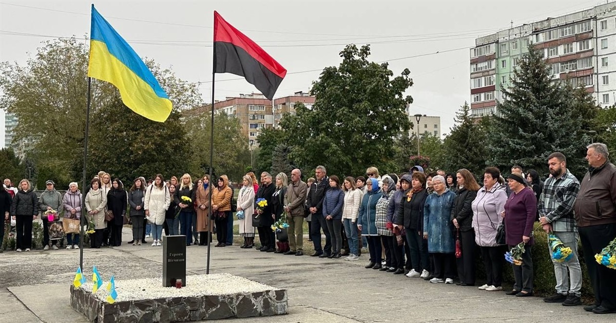 Пам'ятаємо ціну свободи... У Нетішині вшанували полеглих Захисників та Захисниць