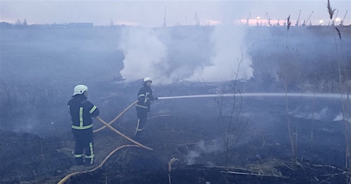 В Измаиле вновь вспыхнул камыш на озере Лебяжьем и возле села Дунайское