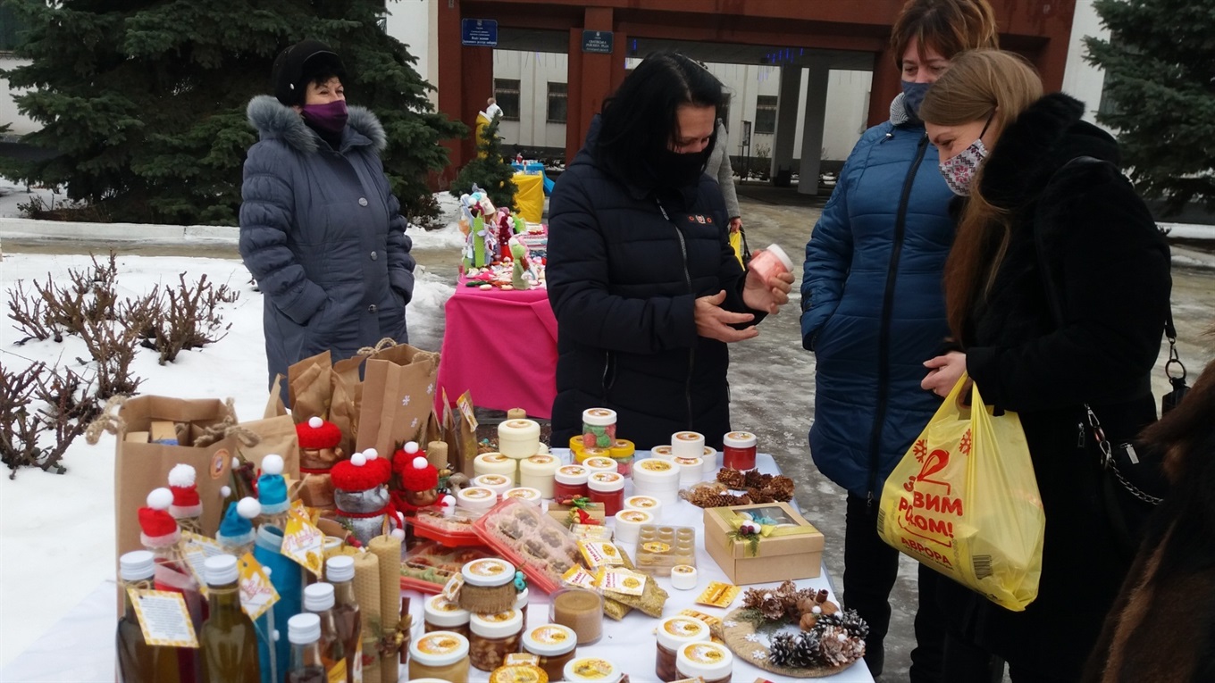У Сватовому майстрині організували ярмарок для тих, хто ще не встиг купити новорічні подарунки