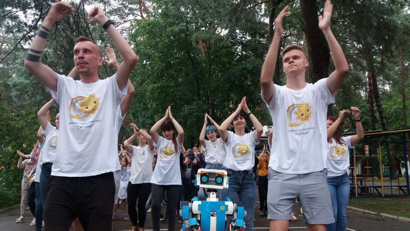 У дитячому таборі «Світлий» робот Верні привітав дітей з відкриттям ІІ зміни