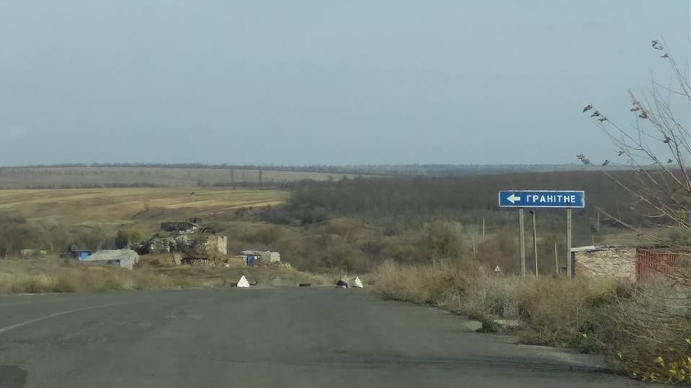 Зірвана опора, відремонтована дорога та понівечені будинки: фоторепортаж з Гранітного