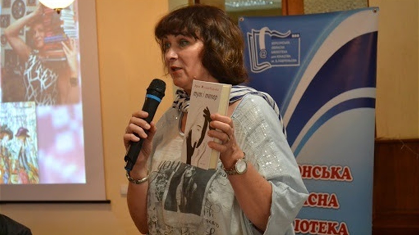 «Все, що зроблене, я забуваю, аби робити щось нове». Ірен Роздобудько в інтерв'ю блогеру з Херсона
