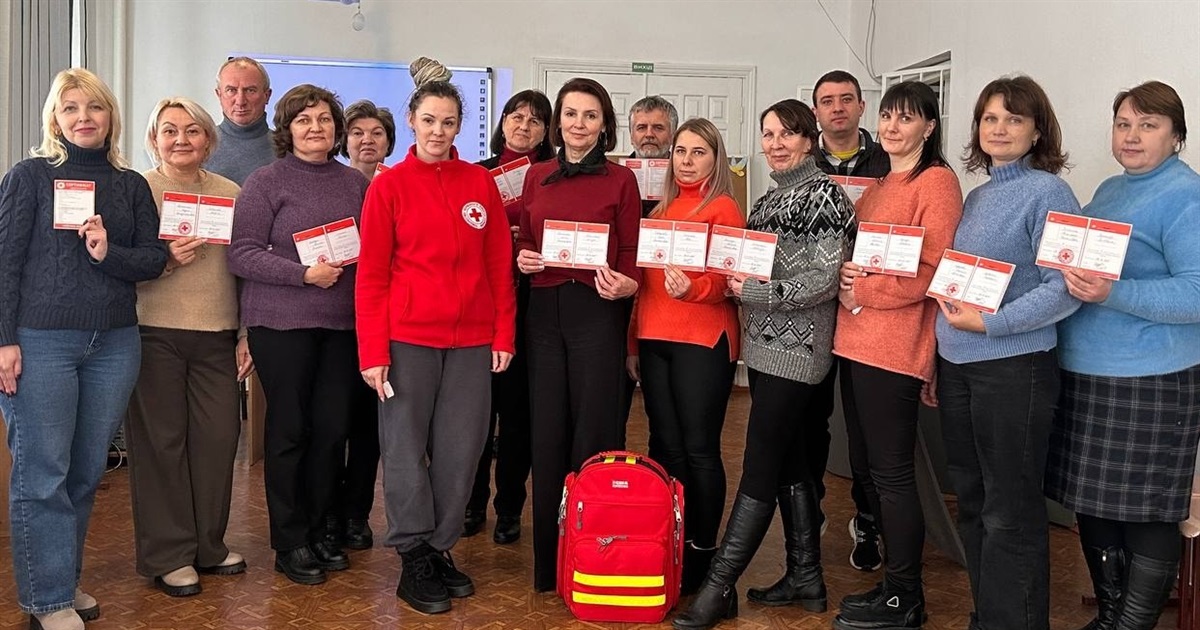 Освітян Старокостянтинівщини навчали рятувати життя: Червоний Хрест провів 6-годинний тренінг