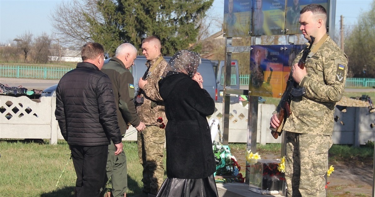Пам’ять сильніша за смерть: у Жигалівці відкрили меморіальну дошку на честь полеглого воїна-земляка