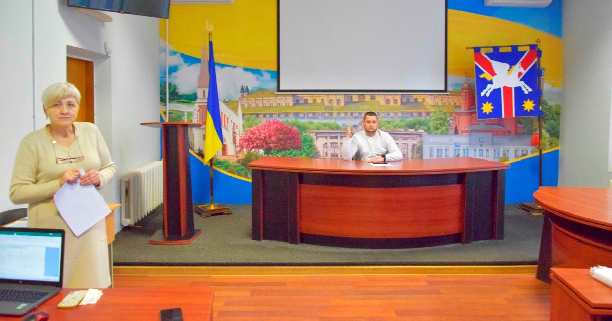 У Жмеринці депутати міської ради вивчають документи перед засіданням сесії: бюджет-2024