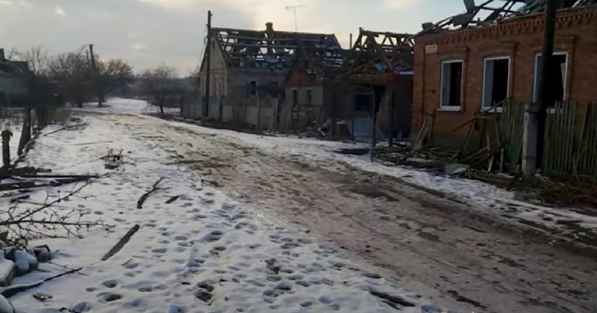 "Білі янголи" майже годину вмовляли родину виїхати з Олексієво-Дружківки. Людей збирали пішки