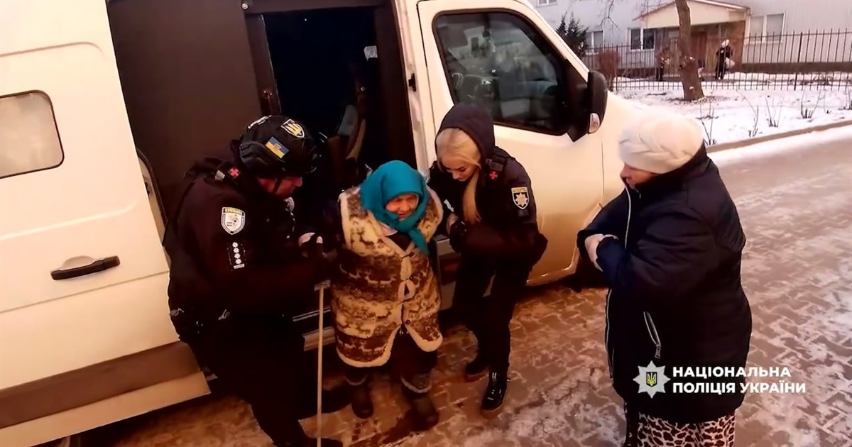 Залишити дім, щоб зберегти життя: «Білі янголи» допомогли 86-річній жінці врятуватися від війни