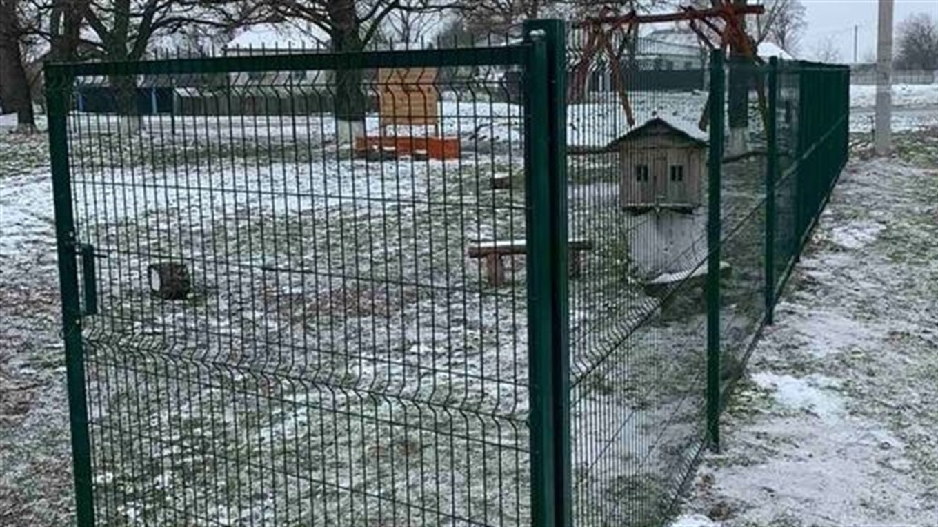 Навколо подвір’я Стовп’язького будинку культури з’явилася нова огорожа