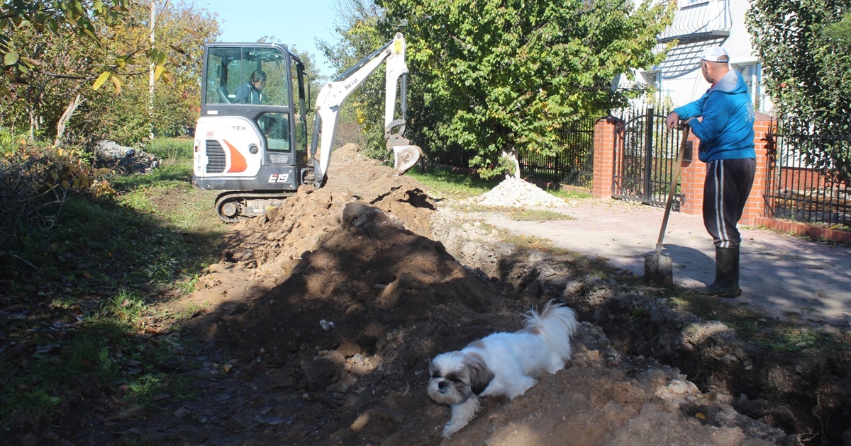 Вода буде. Комунальники завершують прокладання водогону по вулиці Вересневій у Городку