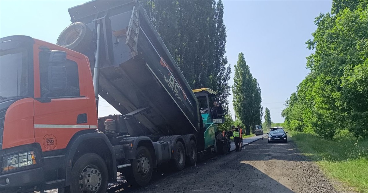 «Велике будівництво» у Переяславській громаді: новий асфальт кладуть «зеброю» зі старим, ями латають