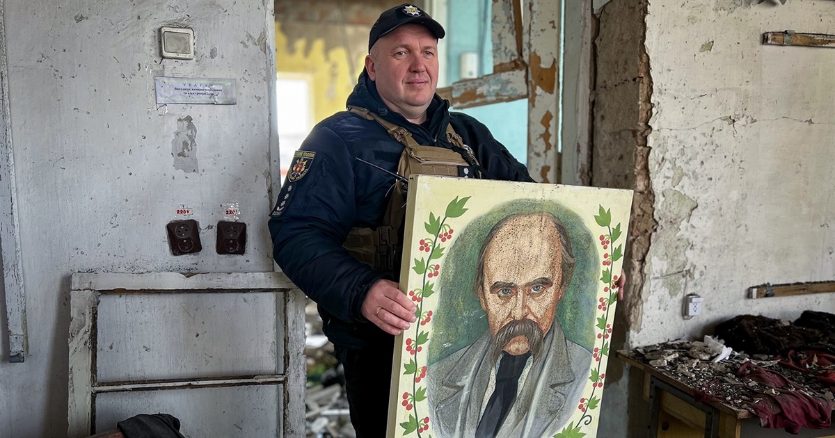 Остання збережена цінність. В Оріхові евакуювали картину Шевченка зі зруйнованого будинку