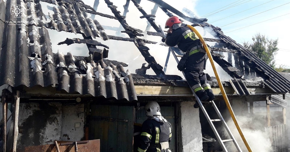 В житловому будинку на Звягельщині трапилися пожежа — вогонь охопив дах та дві кімнати