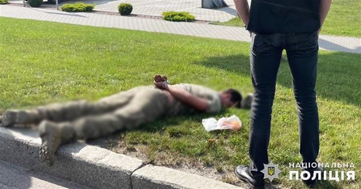 Протягом місяця шантажував та вимагав гроші у знайомого: на Житомирщині затримали вимагача