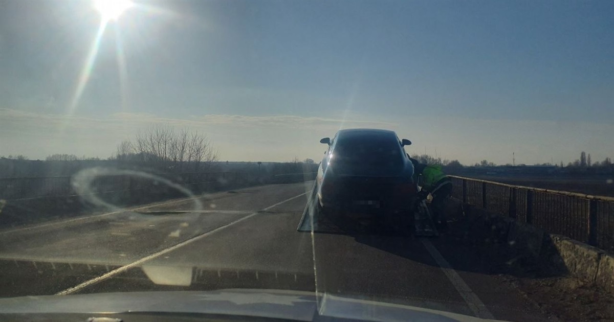 Водій автомобіля Bentley в’їхав у вибоїну та пошкодив колесо на Переяславщині: хроніка поліції