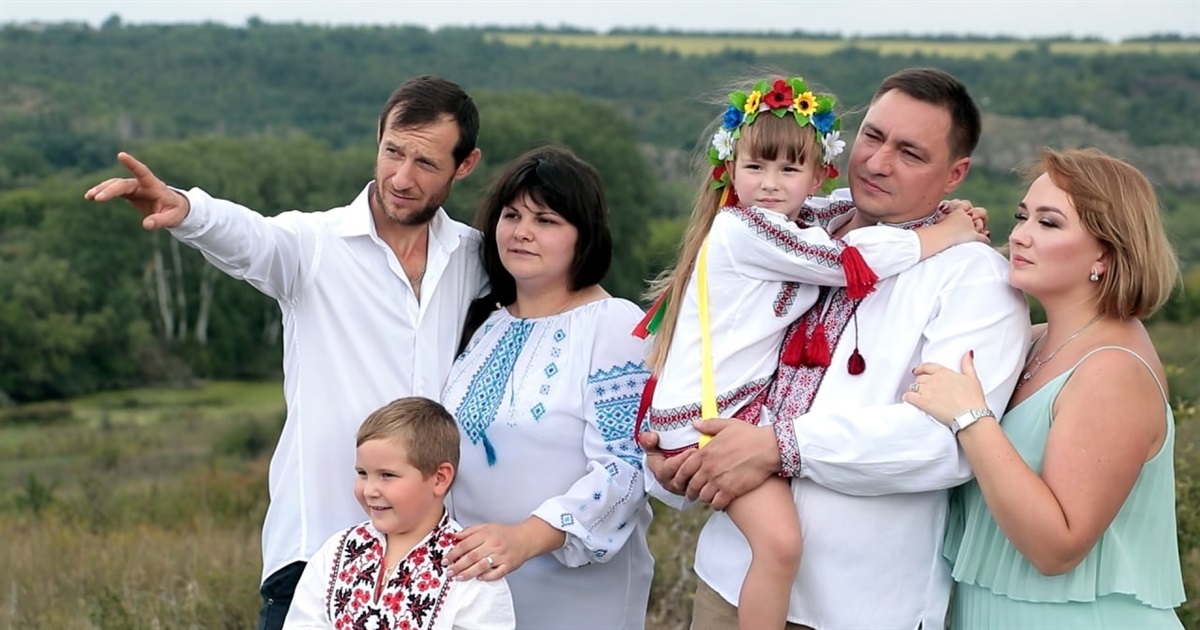 Первомайці написали пісню та зняли кліп на вірші місцевої поетеси: прем’єра — на День Незалежності
