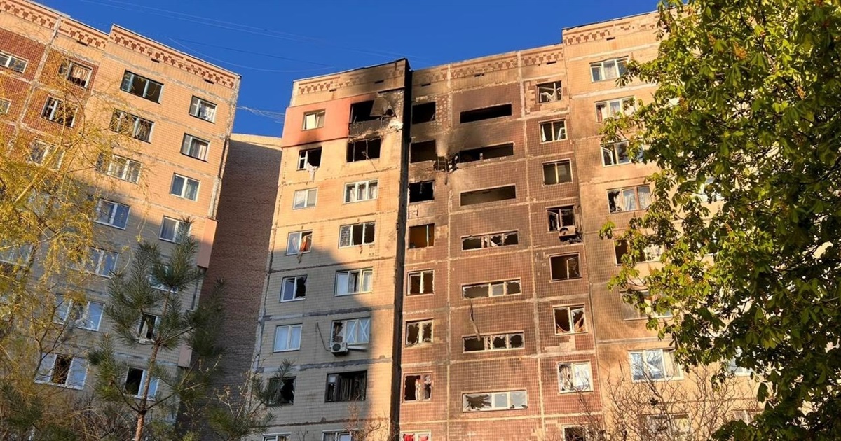 Росіяни вдарили вночі дроном «Герань-2» по багатоповерхівці у Краматорську. Що відомо