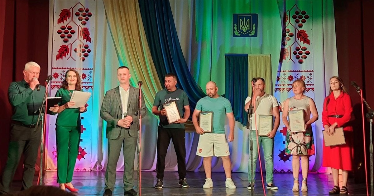 У Зарічному організували концерт до Дня Конституції. Зібрали гроші для пораненого земляка