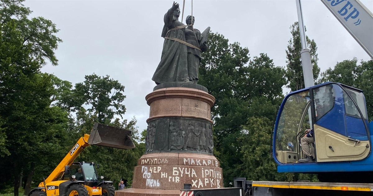 "Навмисне витримали паузу": у Переяславі нарешті демонтували пам’ятник «возз’єднання» з росією