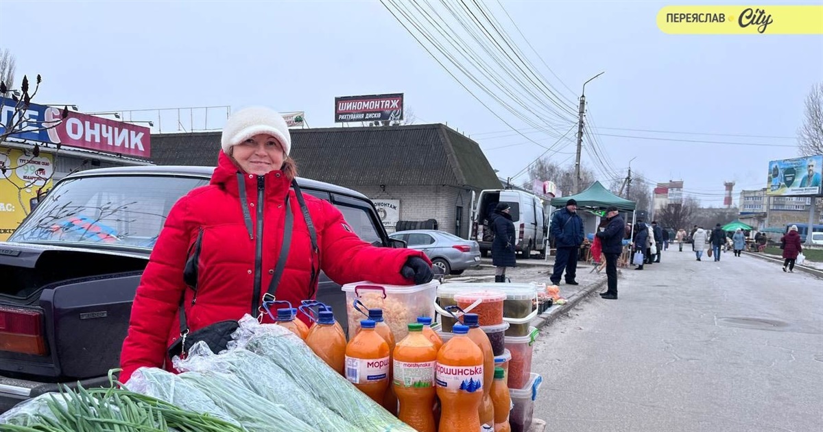 "Шкода викидати": на базарі у Переяславі пішов перший сніг, люди спродували залишки домашніх овочів