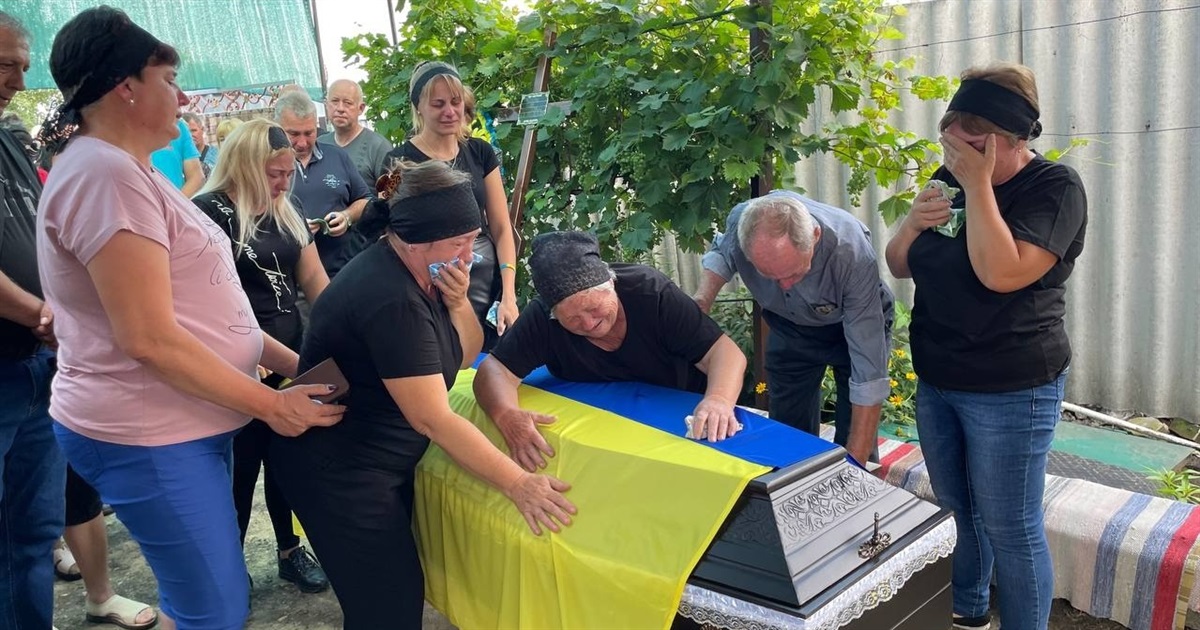 До дому на щиті: у Петропавлівці провели в останній путь захисника Олега Чирву (ВІДЕО)
