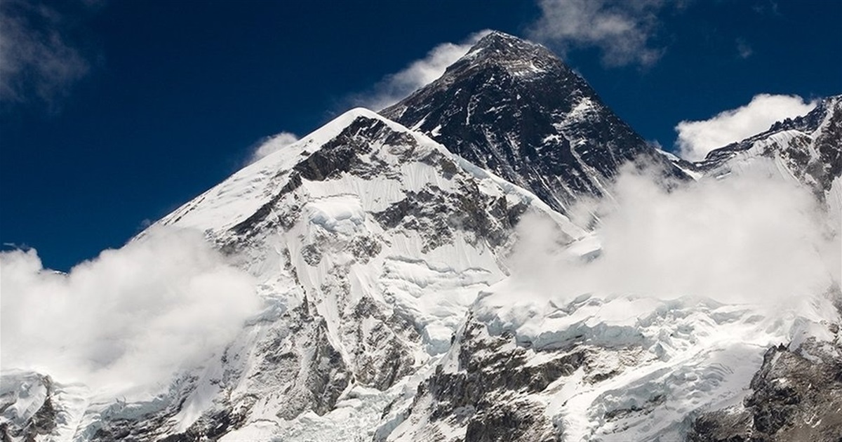 Еверест закритий з обох боків. Звідти евакуювали 1500 туристів — що сталось?