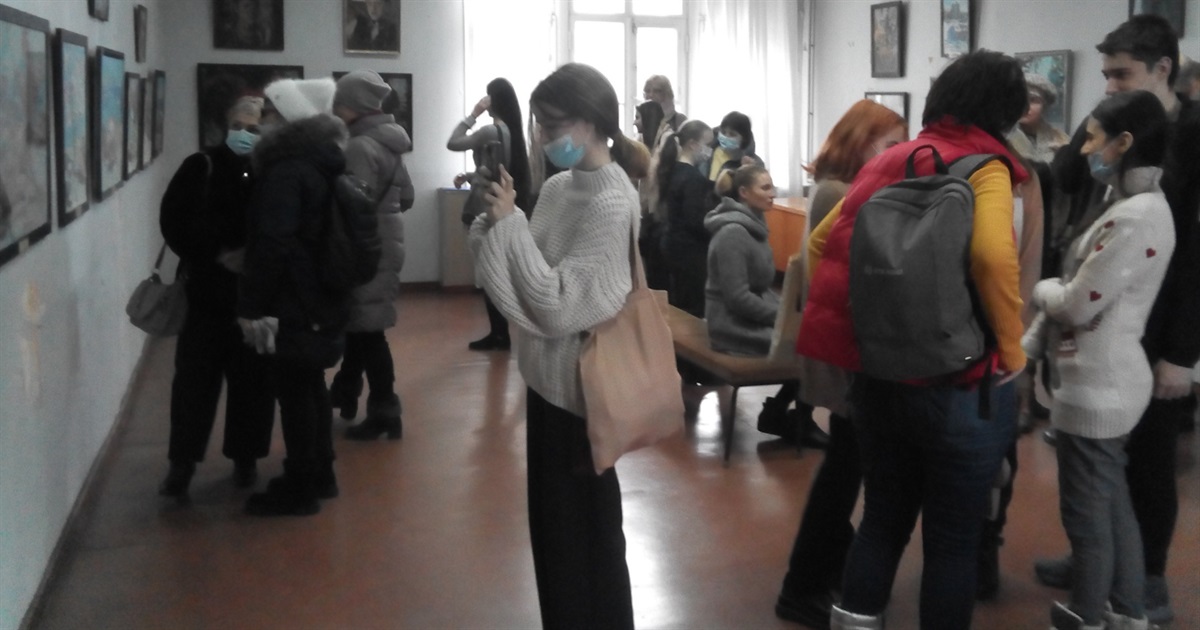 Малював на асфальті цеглиною