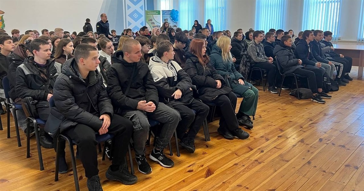 Рятувальники розповіли студентам Переяславського коледжу, як діяти з вибухонебезпечними предметами