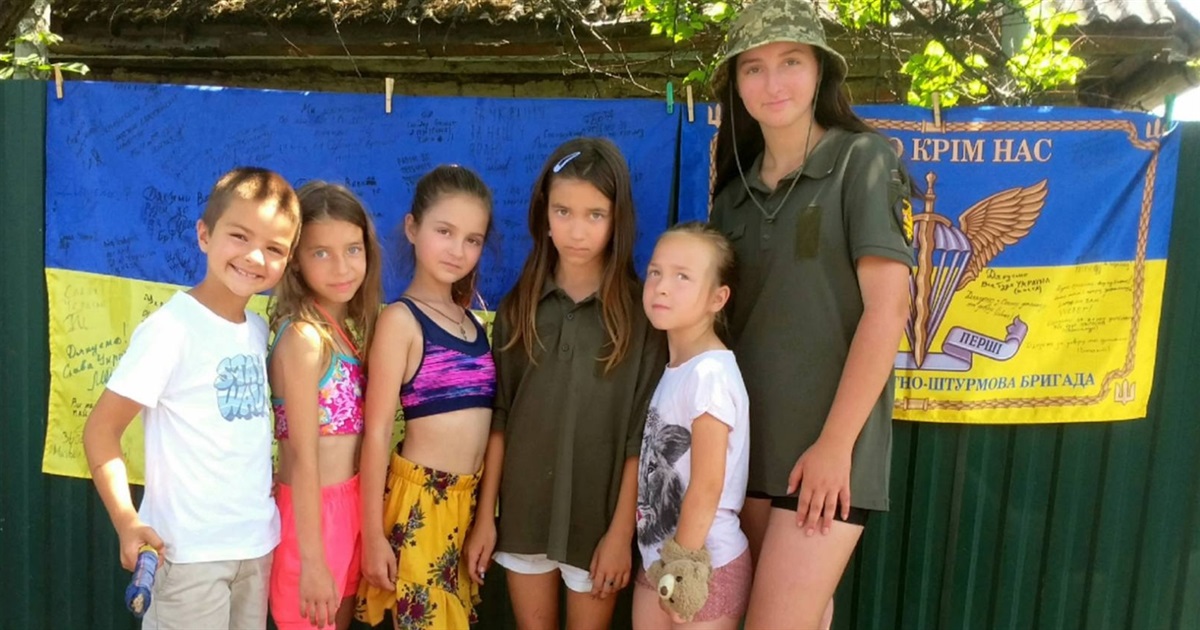 "Ми знаємо заради кого тут стоїмо": команда з вулиці Коновальців збирає гроші на ЗСУ