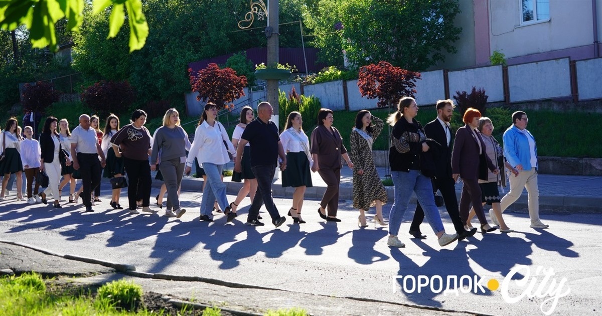 За руку з батьками — на останній урок: у Городоцькому ліцеї №1 зберігають щемливу традицію