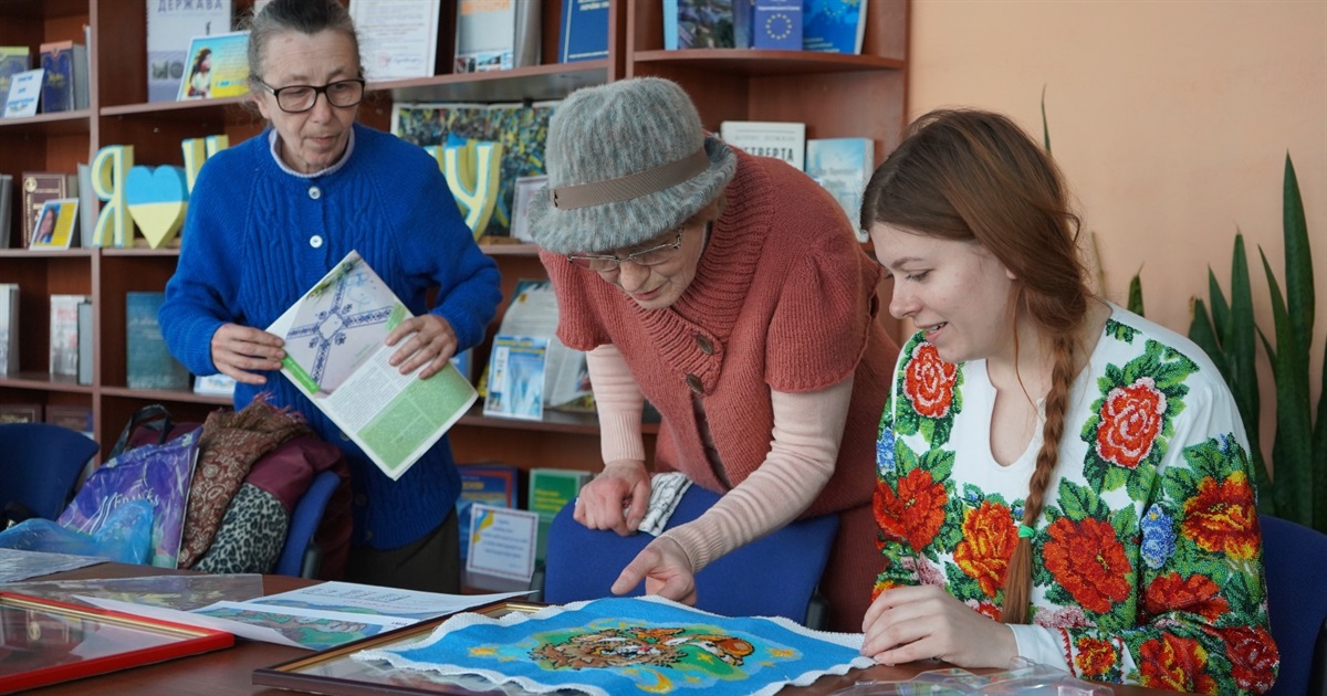 «Дуже хочу вишити сорочку для онука». У Городку відновила роботу Арт-майстерня