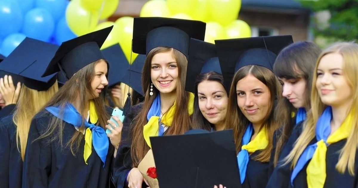 Студентов-переселенцев и детей защитников Украины переведут на бюджетную форму обучения