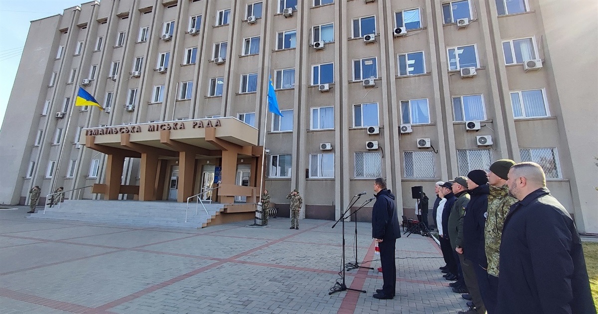 Крим – це Україна: в Ізмаїлі підняли прапор кримськотатарського народу (відео)