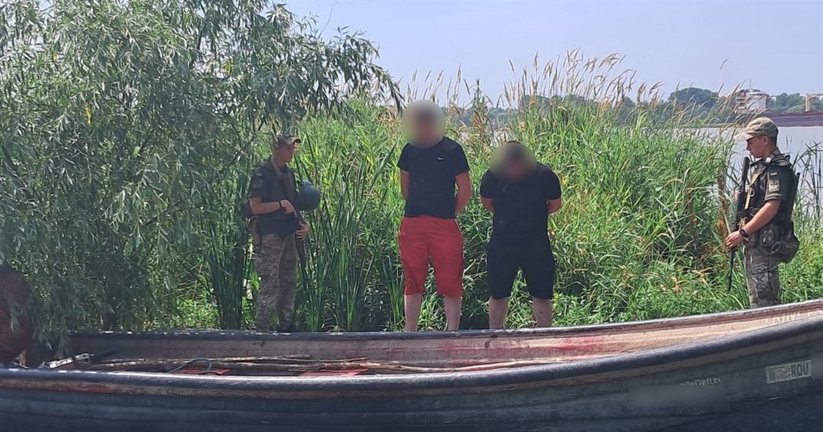 Уснули в лодке: пограничники задержали двух граждан Румынии на Дунае