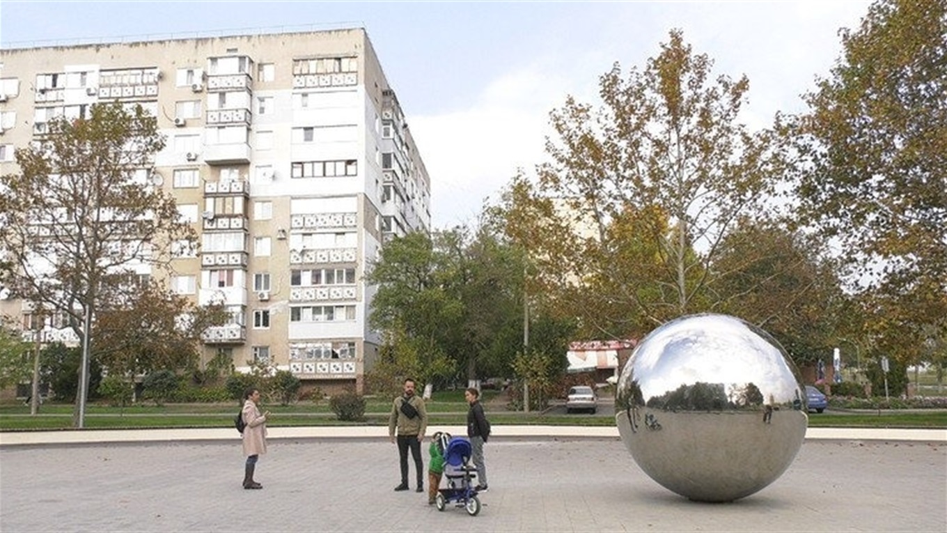 Дзеркало миру встановили на проспекті у Южному (ФОТО)
