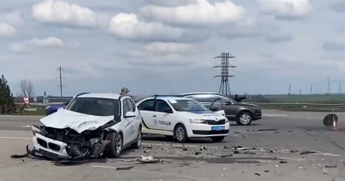 Біля Южноукраїнська зіткнулися три автомобілі: Volkswagen, Mitsubishi та BMW. Ми дізналися подробиці