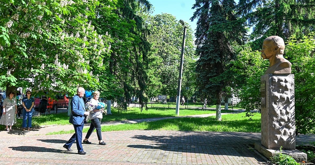 Шана Тарасу: на Кагарличчині до погрудь Тараса Шевченка, з нагоди перепоховання поета, поклали квіти