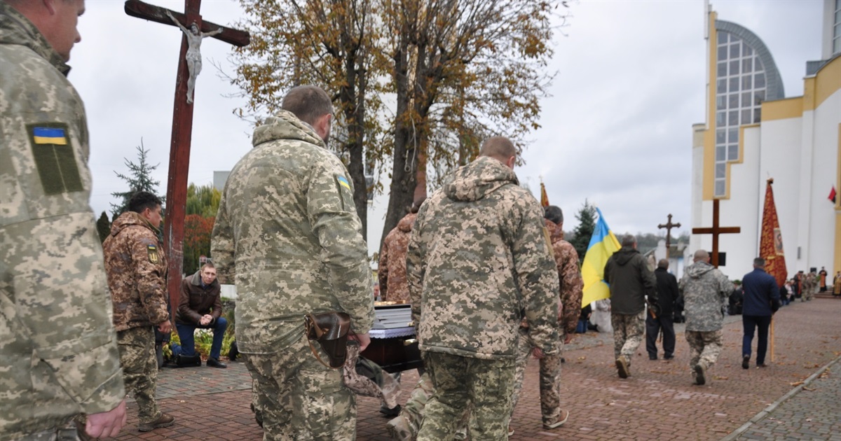 В останню дорогу до рідного дому вирушив воїн Солонський Денис з Давидківців, що на Чортківщині